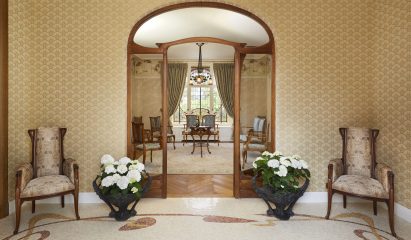 Mushroom-shaped wood door