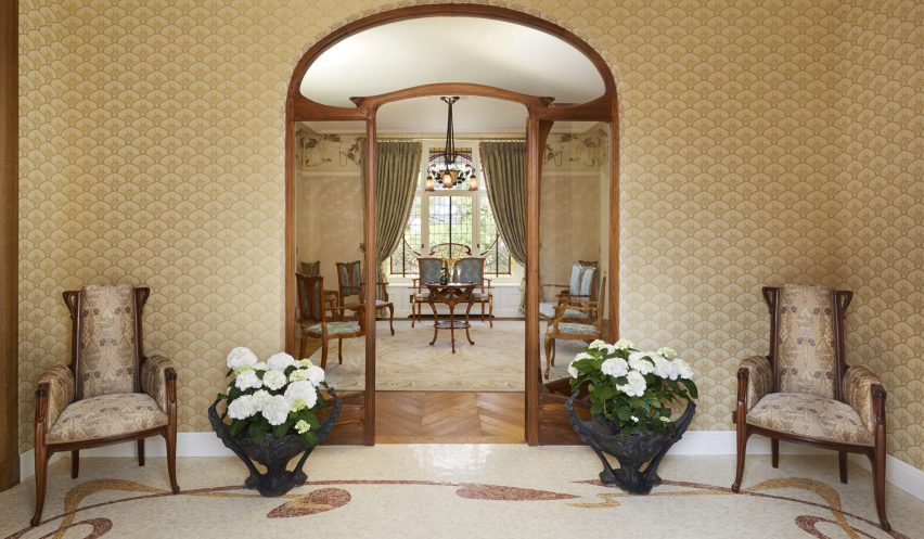Mushroom-shaped wood door