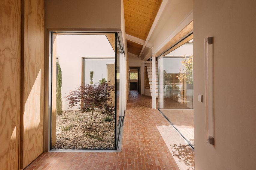 Rosa María House by Delavegacanolasso