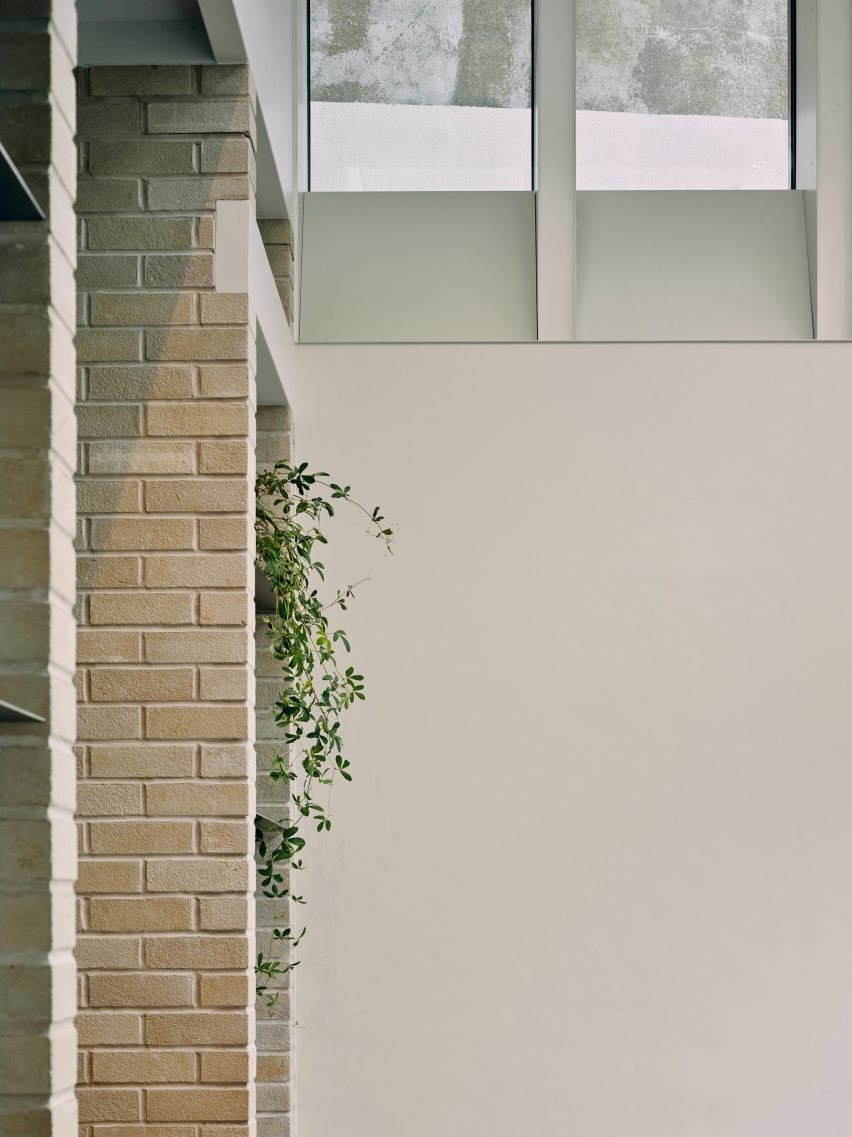 Wall and roof detailing in Stone and Steel House extension by DGN Studio and Sarah Izod