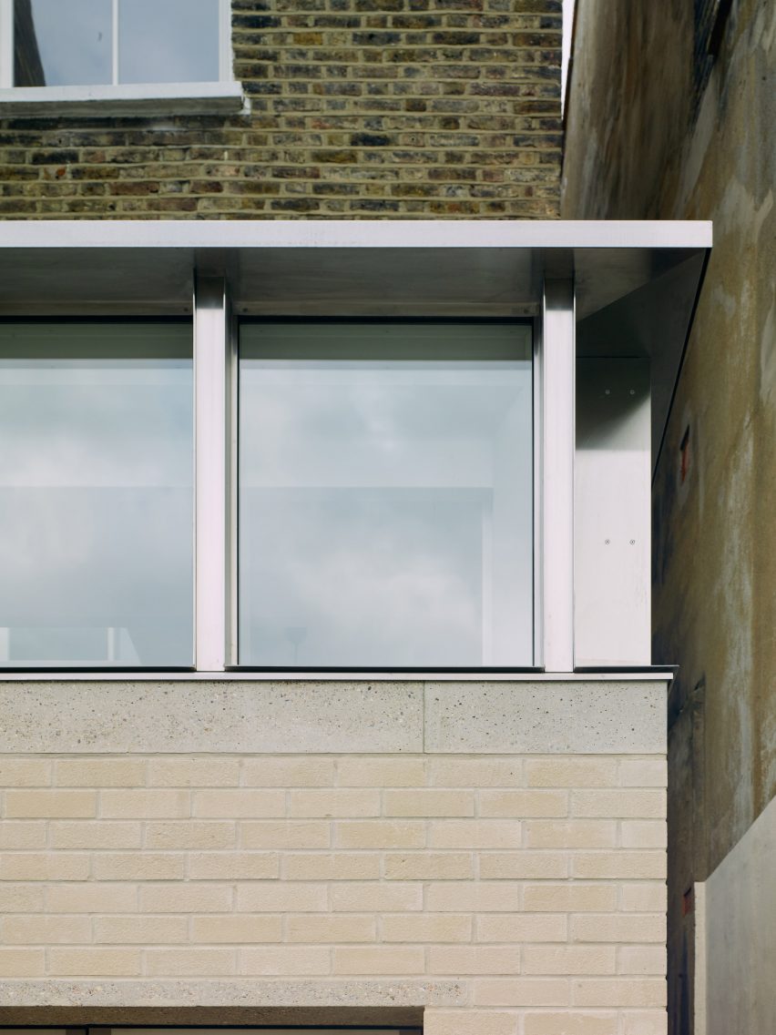 Roof detail in Stone and Steel House extension by DGN Studio and Sarah Izod