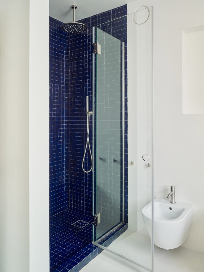Bathroom in Stone and Steel House extension by DGN Studio and Sarah Izod