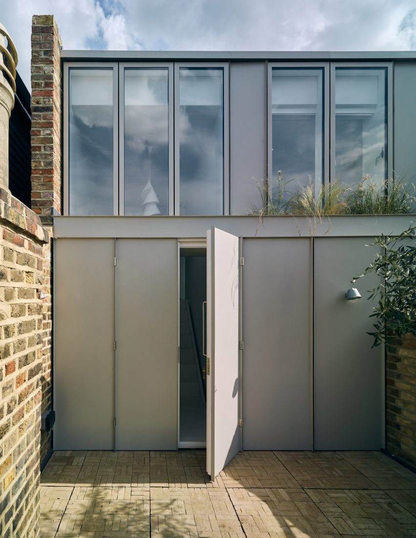 Roof terrace of Stone and Steel House extension by DGN Studio and Sarah Izod