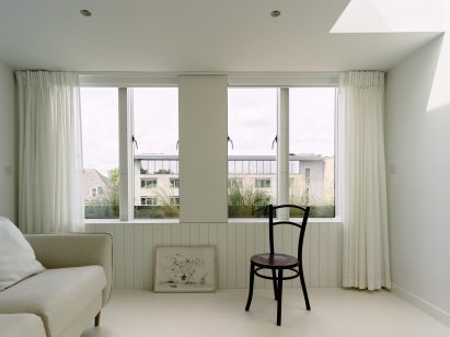 Loft bedroom in Stone and Steel House extension by DGN Studio and Sarah Izod