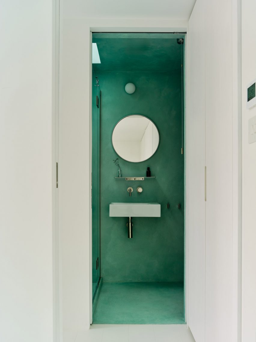 En-suite for loft bedroom in Stone and Steel House extension by DGN Studio and Sarah Izod