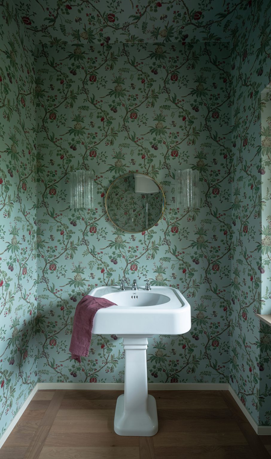 Bathroom with wallpaper in revamp of 1960s villa by StudioTamat