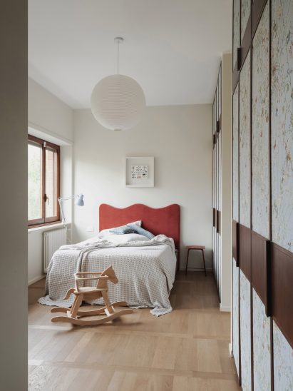 Children's bedroom with wallpaper in revamp of 1960s villa by StudioTamat