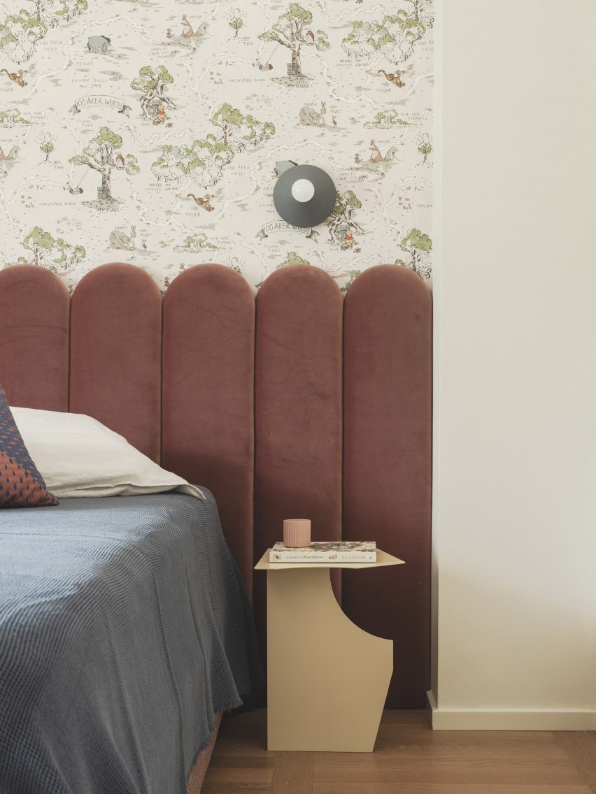 Children's bedroom with wallpaper in revamp of 1960s villa by StudioTamat