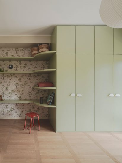 Children's bedroom with wallpaper in revamp of 1960s villa by StudioTamat