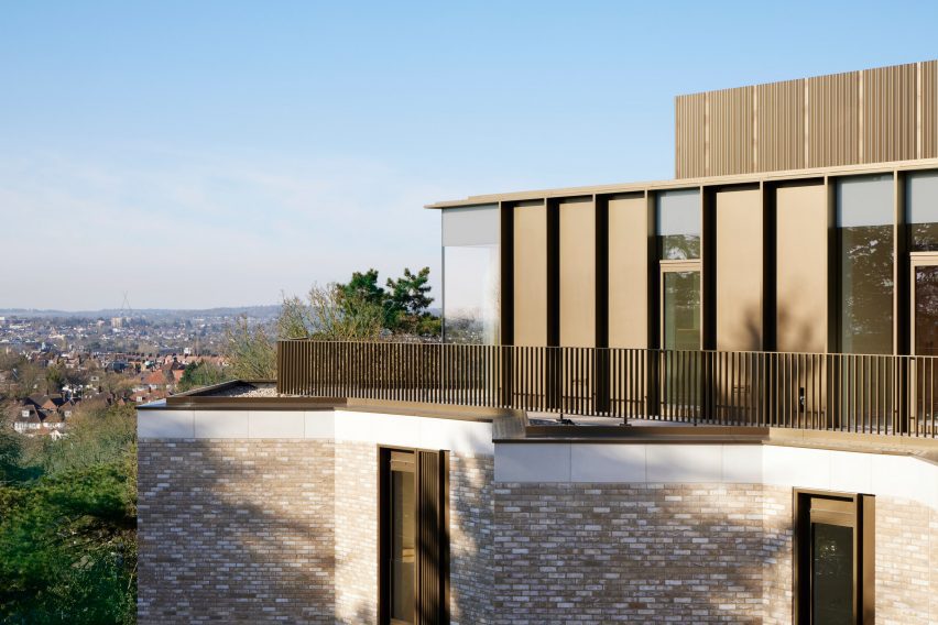 Rooftop apartment with bronze details and terrace