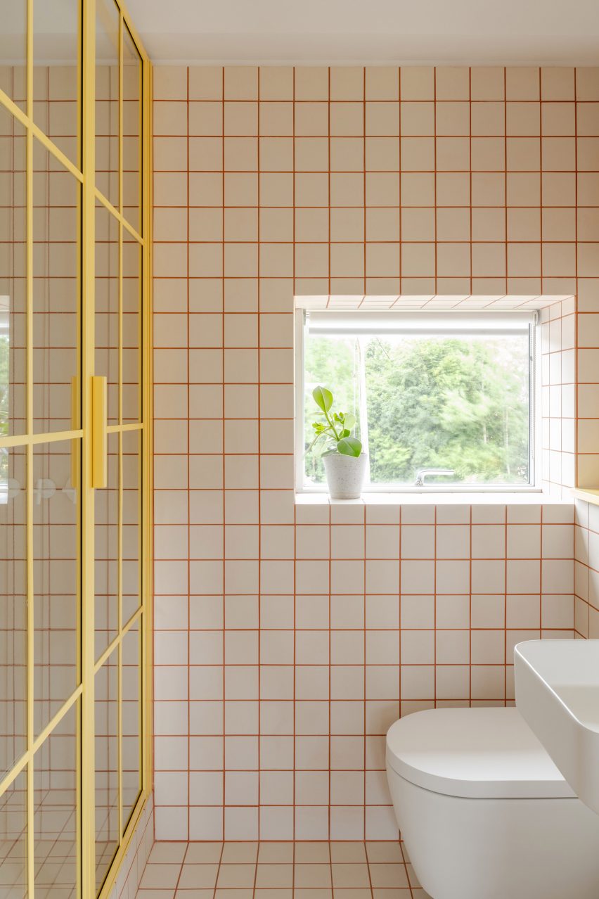 En-suite bathroom with red grouting
