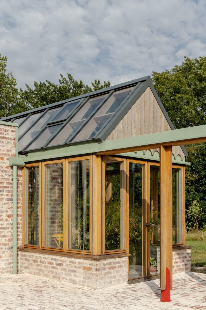 Conservatory connected to timber pergola
