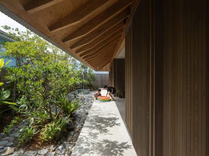 Off-grid house in Japan by Sakai Architects