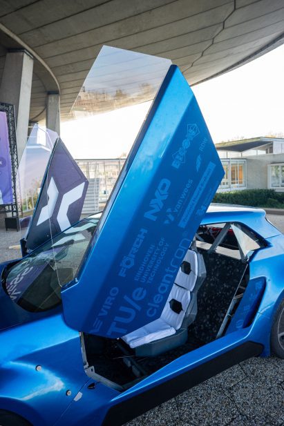 Scissor doors on ARIA repairable electric car concept by TU/ecomotive group