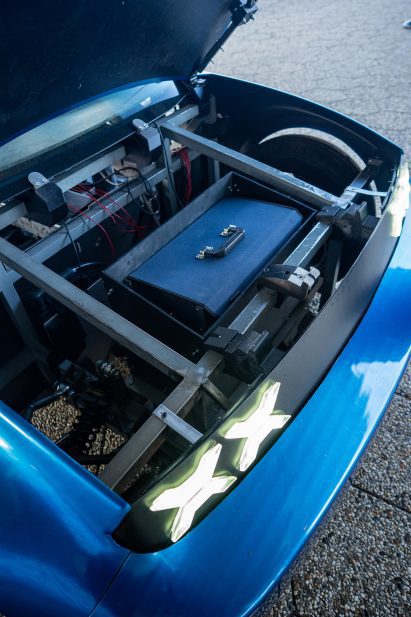 Battery in repairable electric car