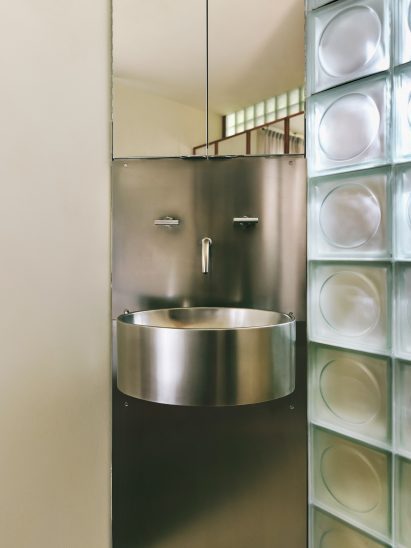 Feeding trough-style sink