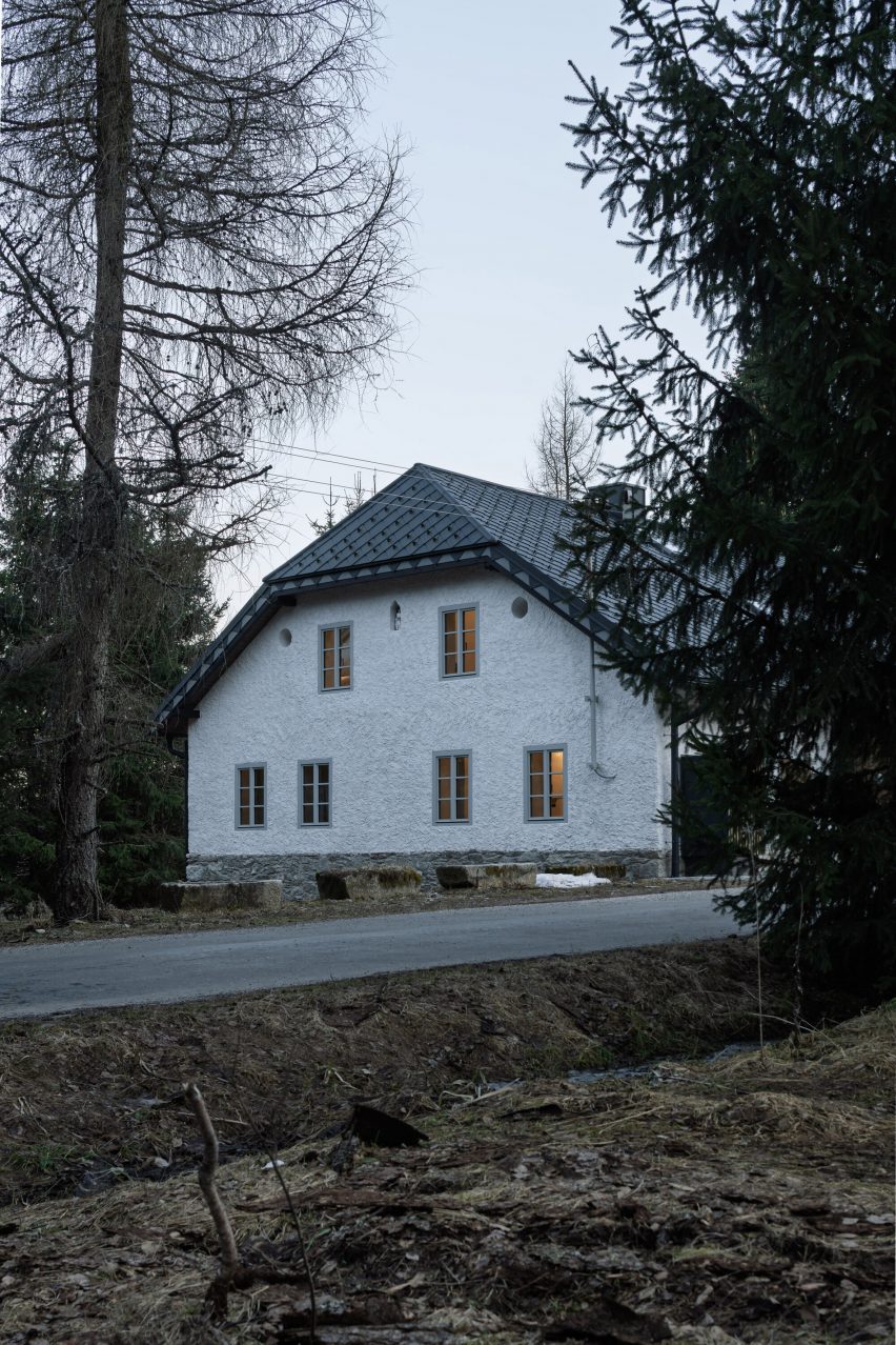 Borová Lada Cottage by Studio Plyš