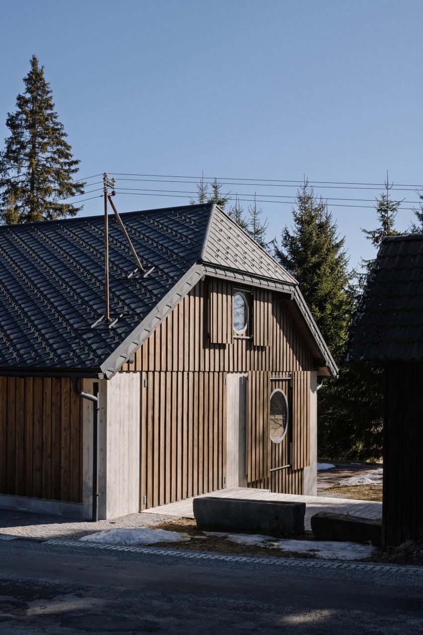 Borová Lada Cottage by Studio Plyš