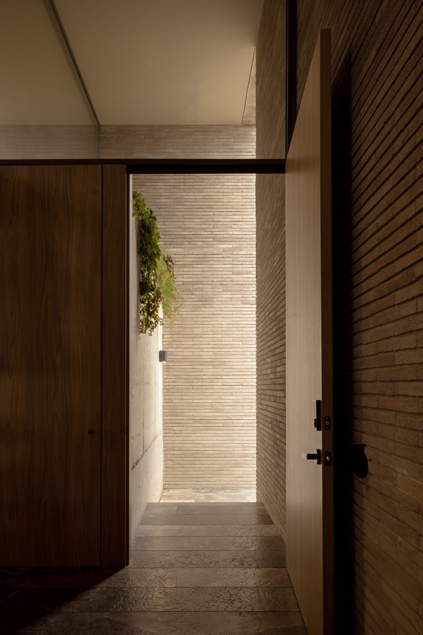 Capuchinas House by Laboratorio de Arquitectura