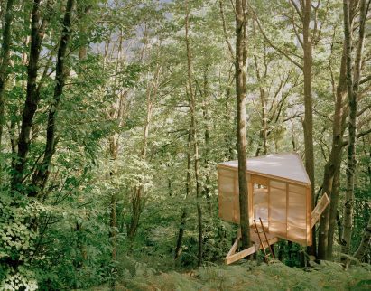 Casetta Tessino treehouse by Olin Petzold