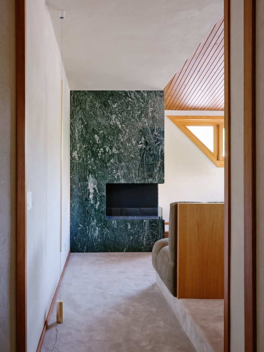 Marble fireplace in Co.arch Studio apartment renovation in Mario Galvagni's Giomein