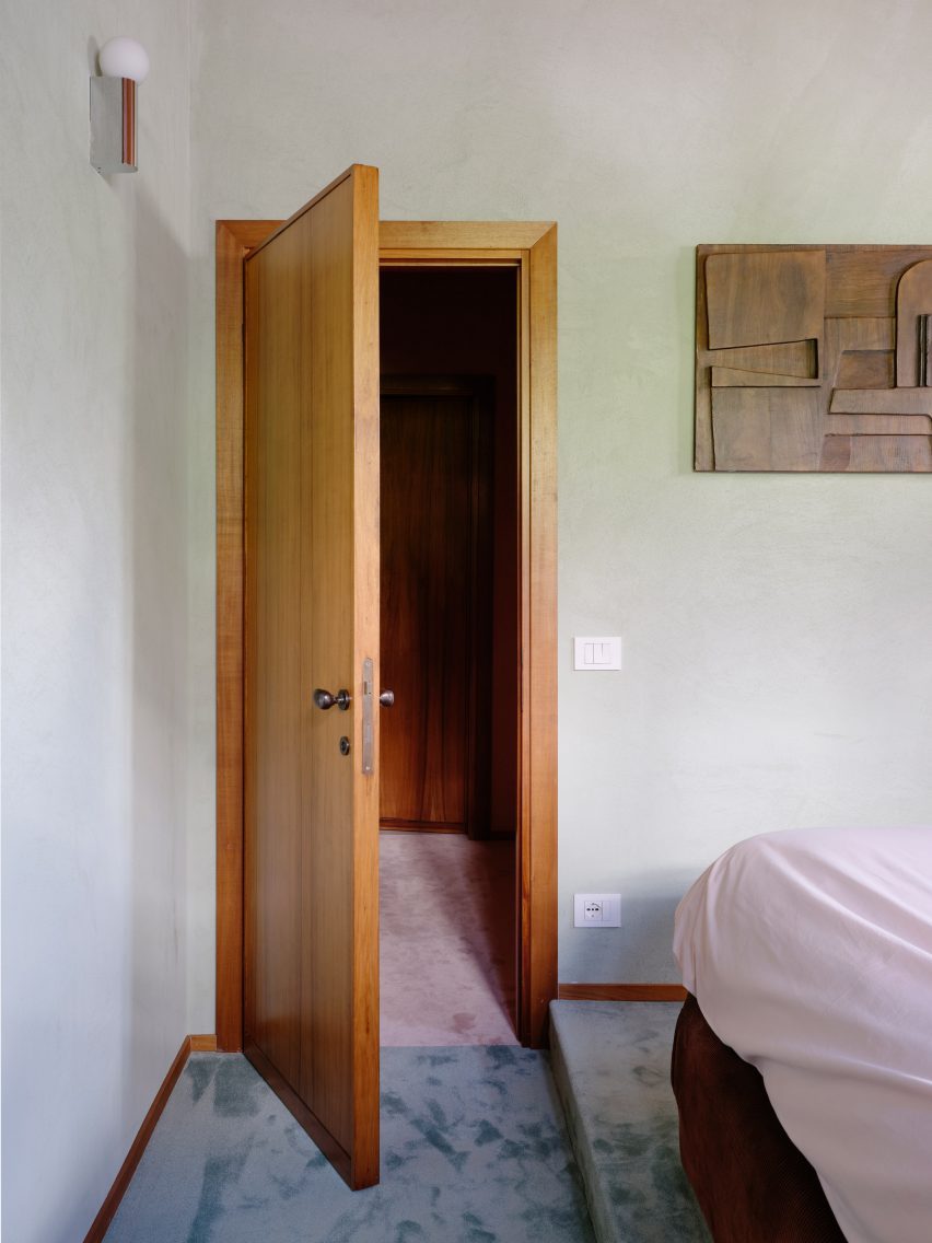 Bedroom door in Co.arch Studio apartment renovation in Mario Galvagni's Giomein