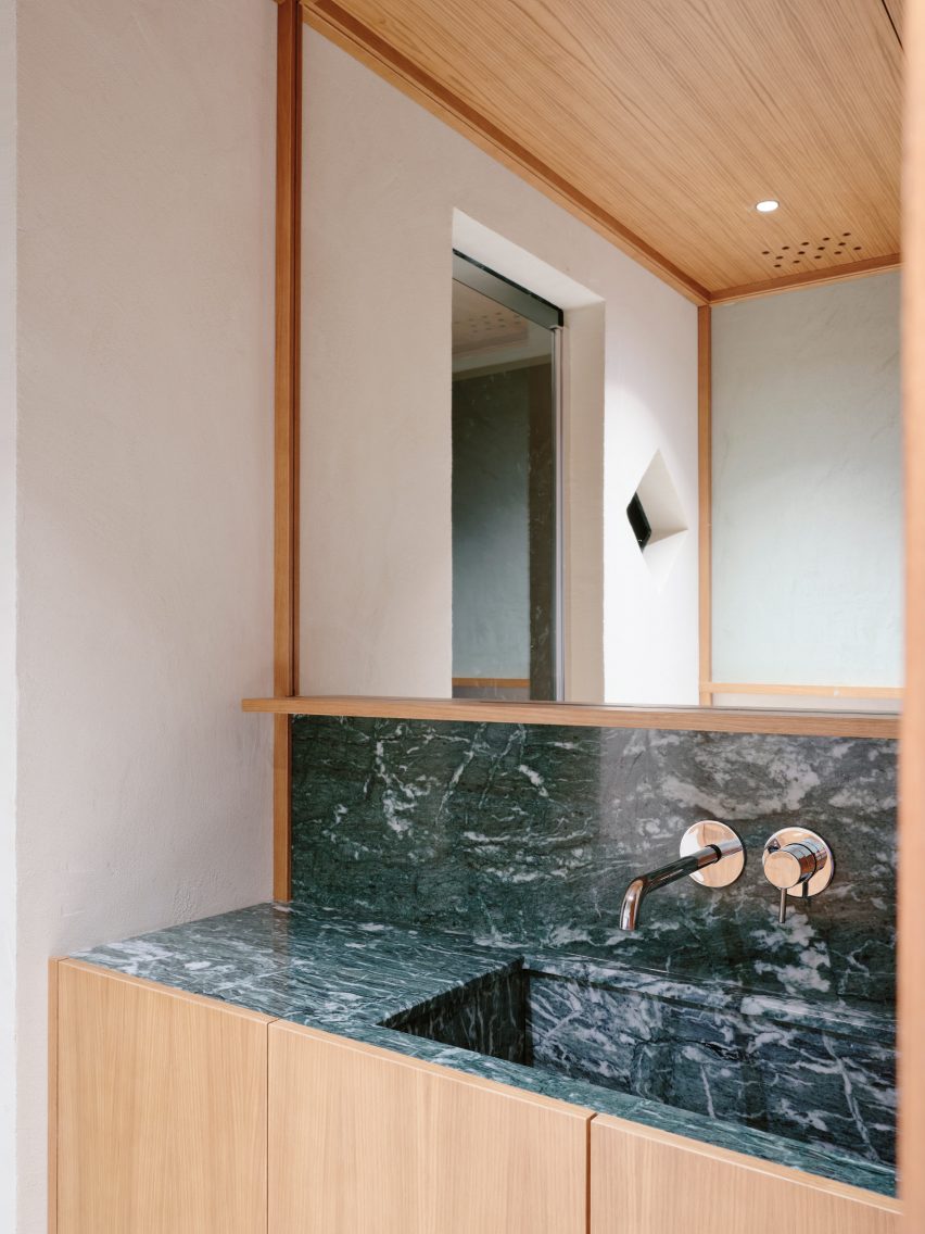Marble sink in Co.arch Studio apartment renovation in Mario Galvagni's Giomein