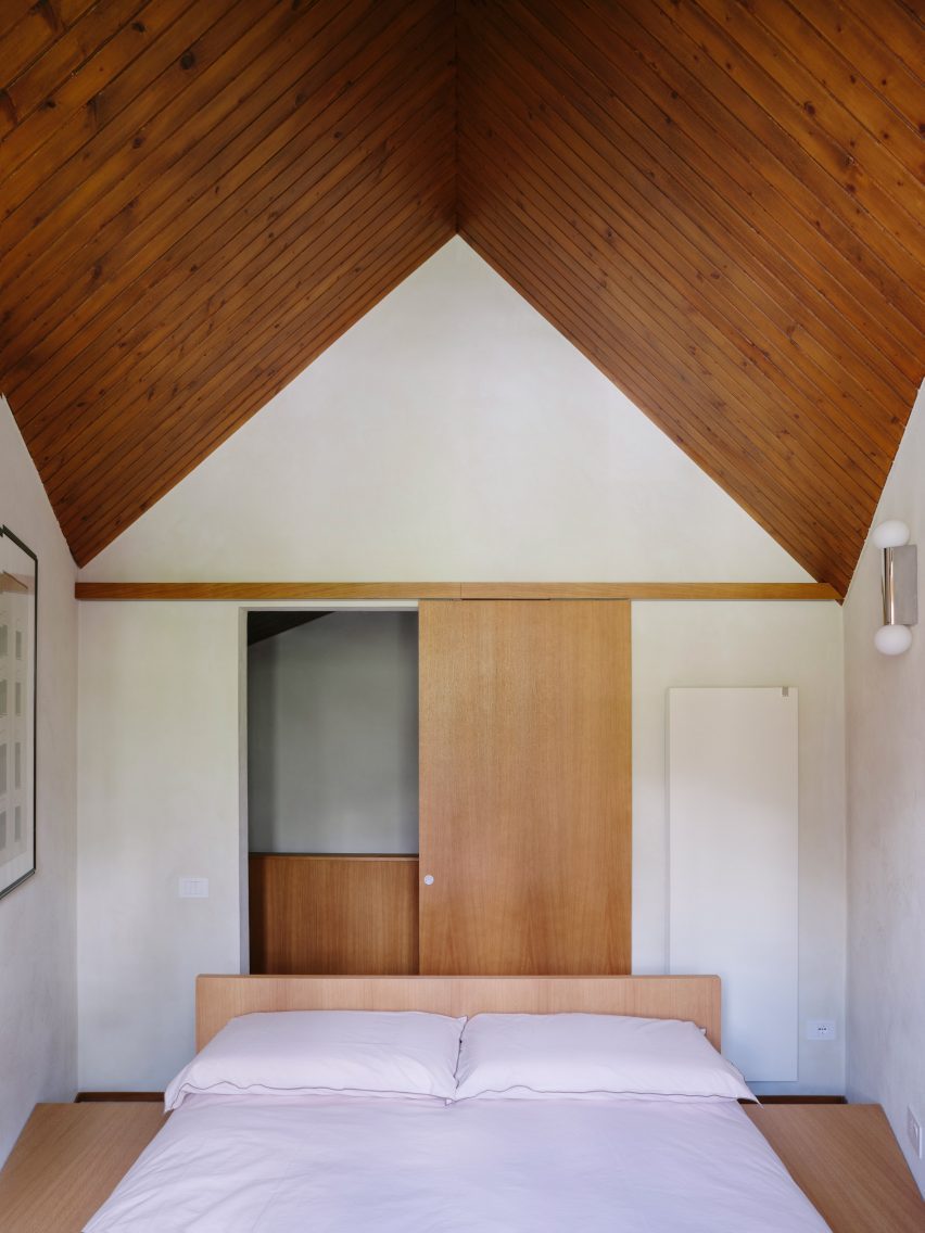 Loft bedroom in Co.arch Studio apartment renovation in Mario Galvagni's Giomein