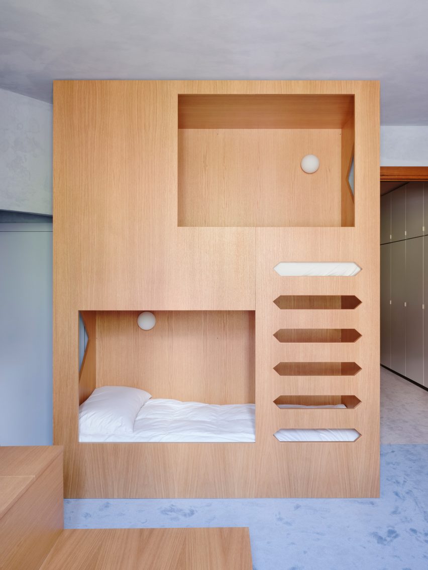 Bunk bed in Co.arch Studio apartment renovation in Mario Galvagni's Giomein
