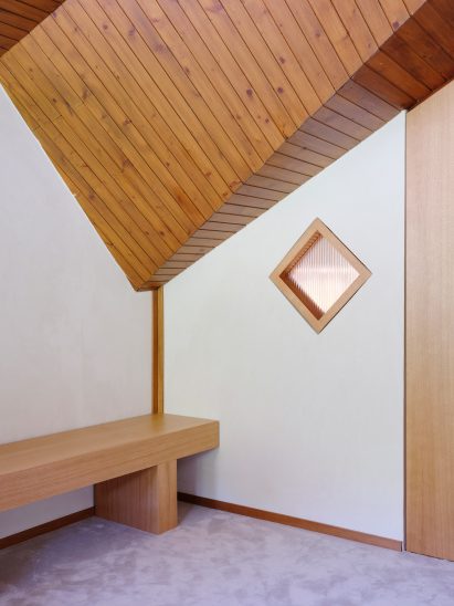 Bench and kitchen window in Co.arch Studio apartment renovation in Mario Galvagni's Giomein