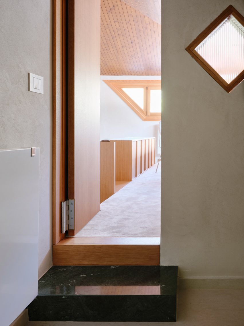 Marble step in Co.arch Studio apartment renovation in Mario Galvagni's Giomein