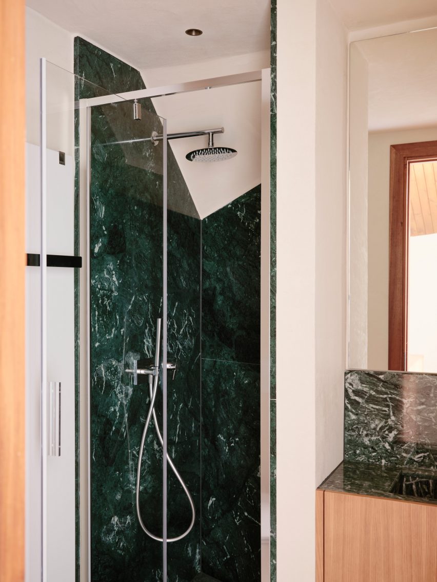 Shower in Co.arch Studio apartment renovation in Mario Galvagni's Giomein