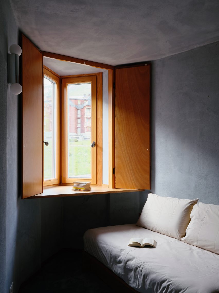Corner window in Co.arch Studio apartment renovation in Mario Galvagni's Giomein