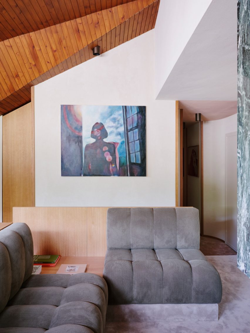 Sofa conversation pit in Co.arch Studio apartment renovation in Mario Galvagni's Giomein