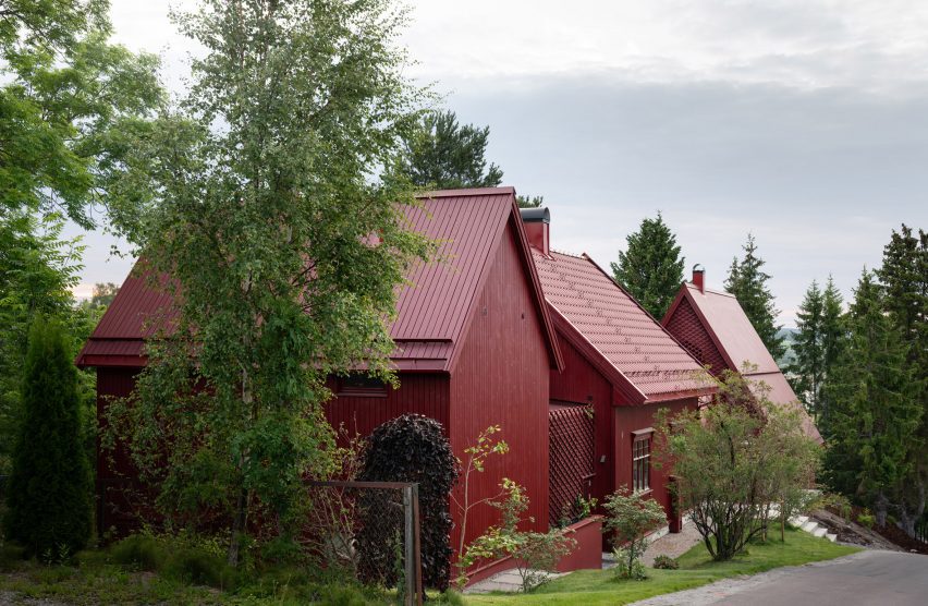 Three red volumes house extension