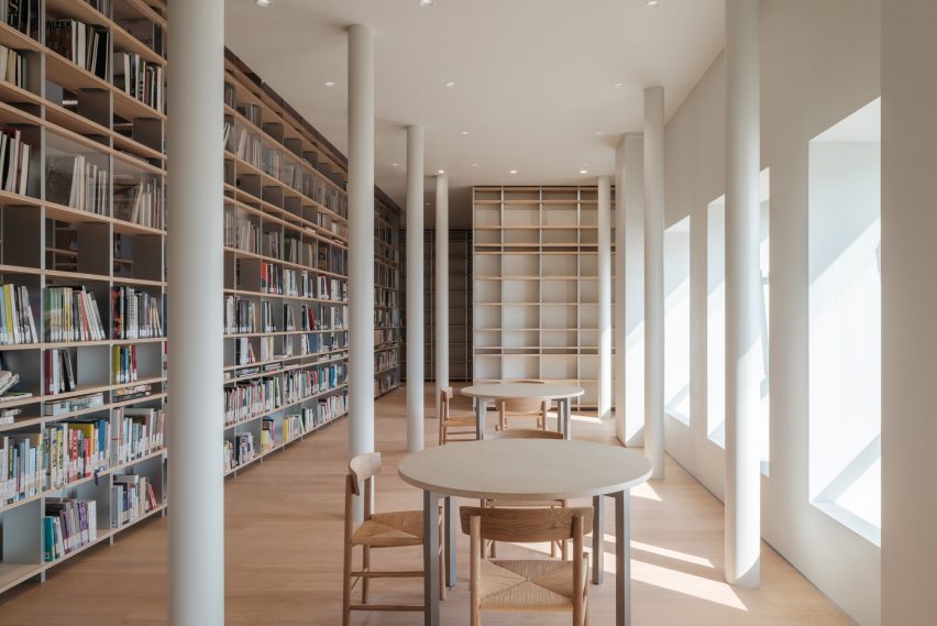 Espace Gabrielle Chanel library by Kazunari Sakamoto