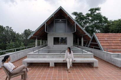 Outdoor terrace at an Indian house by Taliesyn