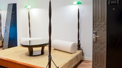 Design Mumbai cafe by Lucas Muñoz
