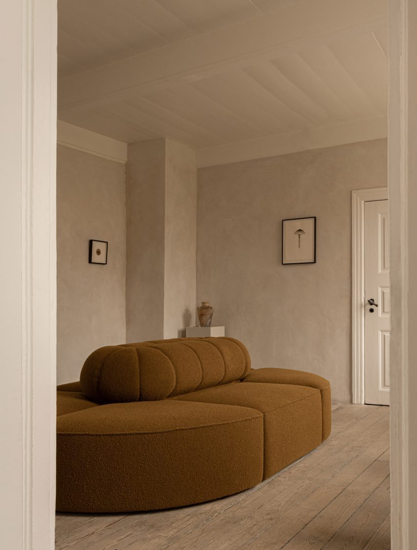 Yellow sofa in gerige room