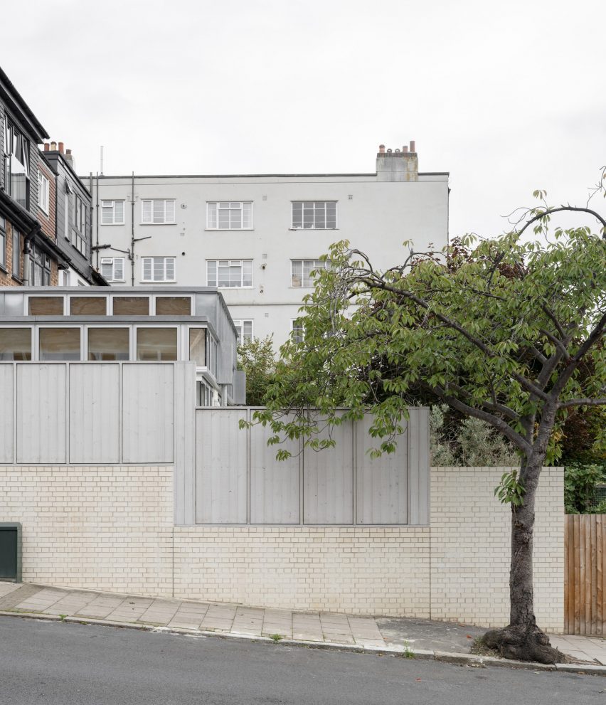 Boundary wall of Tabberner Cook House by James Alder Architects