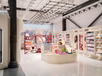 Store interior with a a modular display based on toy building blocks