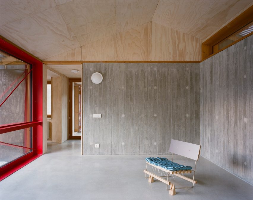 Living room in Casa BM by Errant Architetture