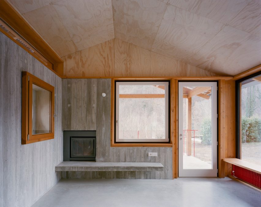 Living room fireplace in Casa BM by Errant Architetture