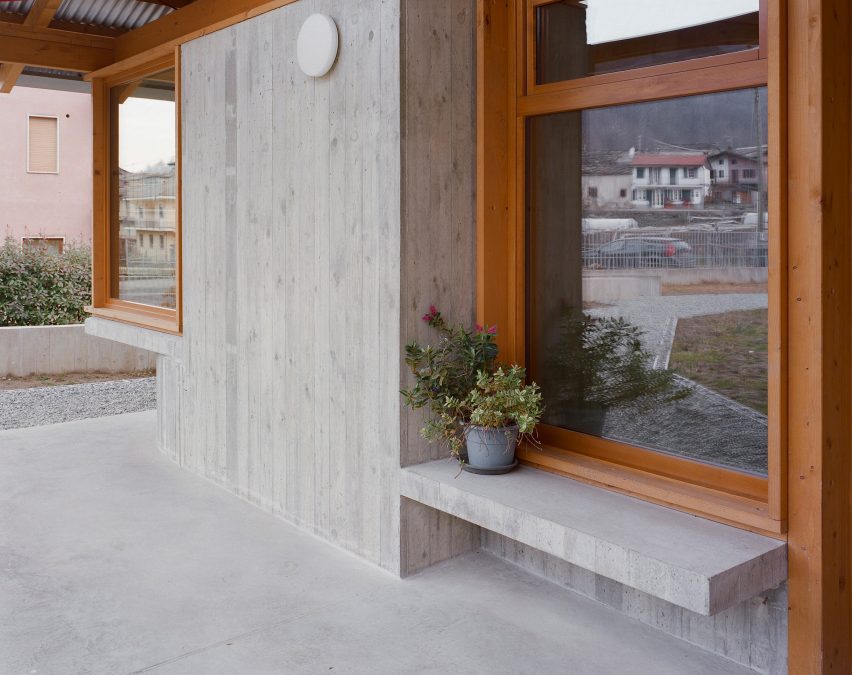 Window bench in Casa BM by Errant Architetture