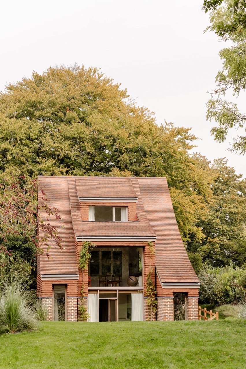 Garden elevation of Clay Rise by Templeton Ford