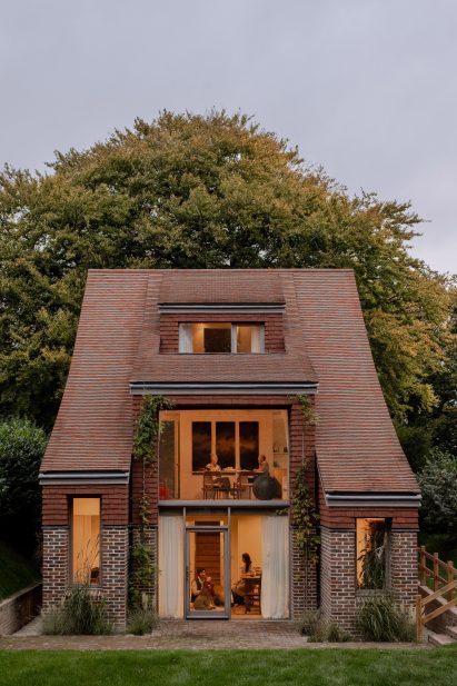 Garden elevation of Clay Rise by Templeton Ford