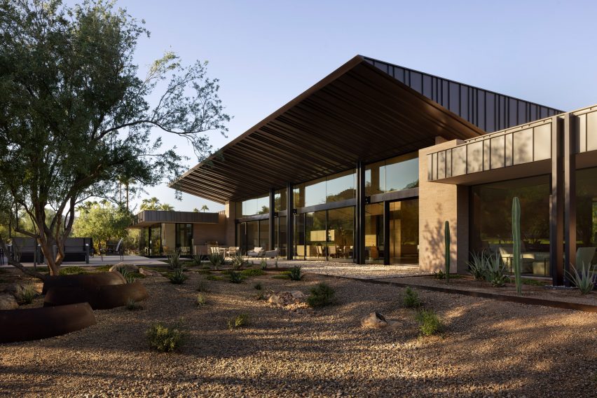 Desert Fairway Residence in Arizona by Kendle Design Collaborative