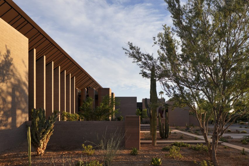 Desert Fairway Residence in Arizona by Kendle Design Collaborative