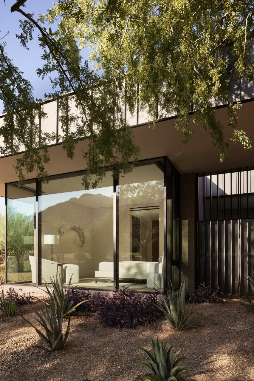 Desert Fairway Residence in Arizona by Kendle Design Collaborative