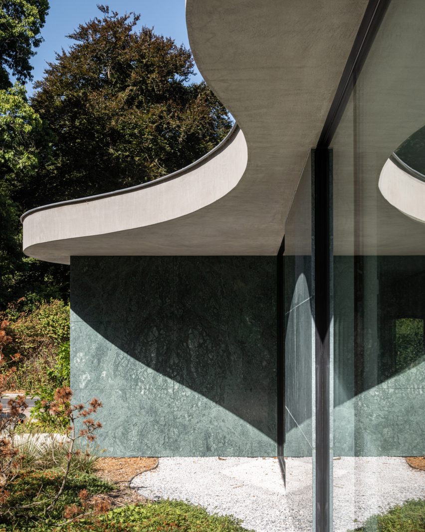 Curved concrete roof on top of extension